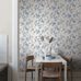 Интерьер столовой с обоями Boråstapeter Blomslinga Blue&White (арт. 6146). Синие цветы и листья на фарфорово-белом фоне. Уютная усадебная обстановка с белым столом, стульями и колосьями в вазе. Коллекция Blue & White от Boråstapeter.