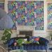Интерьер гостиной декорированный цветочными обоям на сине голубом градиентном фоне   Designers guild P623/01