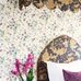 Интерьер английской спальни задекорированной обоями Sweet Pea с растительным ретро узором цветущего горошка