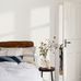 Шведские флизелиновые обои в полоску в скандинавском интерьере спальни