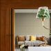 Интерьер гостиной декорированный обоями KRYDDHYLLAN из каталога "Alla Tiders Hus" с цветочным ретро узором на оливковом фоне