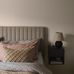 Интерьер спальни нежно-розового цвета декорированный обоями "Moa" из каталога BOROSAN BAS с трельяжной решеткой
