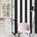 Интерьер гостиной  в стиле минимализма с обоями в черно белую классическую полоску