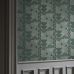 Дизайнерские флизелиновые обои из Швеции коллекция The Apartment от Borastapeter, с рисунком под названием Cosmopolitan геометрический рисунок темно-зеленого оттенка на металлике зеленого цвета. Обои для гостиной, для коридора, для спальни, обои для кабинета. Купить обои в салоне Одизайн, бесплатная доставка, большой выбор обоев