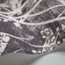 В обоях Cow Parsley от компании Cole & Son,силуэты растения лесной купырь с его прямыми стеблями и пышными зонтиками соцветий неярко выделяются на небрежно заштрихованном черном фоне. Купить в Москве, бесплатная доставка, онлайн оплата.