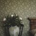 Интерьер спальни с вазой декорированный зелеными винтажными обоями Hip Rose из каталога Woodland от BorasTapeter.