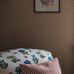 Дачный интерьер гостиной с шведскими обоями в стиле ретро с мелким рисунком перголы  и стилизованных цветов теплого бежевого оттенка .