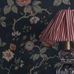 Флизелиновые обои в классическом шведском интерьере спальни с цветочным узором "Rosentrad" на темно синем фоне под ткань кретон.