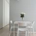 Флизелиновые обои в столовой из Швеции коллекция Scandinavian Designers III от Borastapeter под названием  YPSILON.Классический геометрический рисунок в виде  зигзагообразной линии  бело-серого цвета.