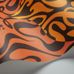 Обои арт. 69/7126 в рулоне. Рисунок в стиле 60-х годов с калейдоскопическим узором оранжевых тонов, на фоне коричневого цвета. Подобрать обои, обои в квартиру, флизелиновые обои