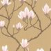 Цветочный дизайн обоев Magnolia от Cole & Son с изображением крупных розовых магнолий на фоне золотого металлика, в котором чувствуется теплое дыхание юга. Выбрать обои в интернет-магазине, бесплатная доставка, магазин обоев в Москве.