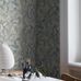 Купить стильные шведские экологичные обои Elm Tree Juniper Mist, арт 7785 от Borastapeter из каталога Adorn. Флизелиновые обои премиум-класса для стен в интернет магазине. Флизелиновые обои премиум-класса для стен в интернет магазине.  Смелые скандинавские обои, где величественные листья вяза переплетаются с изящными фантазийными цветами и декоративными подвесками для стильного и уютного кабинета.