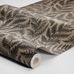Купить рулон стильных шведских экологичных обоев  Ferns Dell wood Sand арт. 7793 от Borastapeter из каталога Adorn. Флизелиновые обои премиум-класса для стен в интернет магазине. Замысловатый рисунок в виде плотных листьев папоротника, выполненный вручную кистью и маркером для стильного интерьера дома.