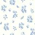 Раппорт флизелиновых обоев Boråstapeter Luktärt Blue (арт. 8710). Узор с душистым горошком, фиалками, стрекозами и бабочками в голубых тонах на тёплом белом фоне. Коллекция Herrgård от Boråstapeter.
