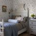 Утончённые флизелиновые обои для спальни Klockranka Blue, арт. 8712 от Boråstapeter (Швеция) — узор с голубой листвой | Бесплатная доставка по России