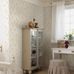 Интерьер детской с флизелиновыми обоями Boråstapeter Klockranka Beige (арт. 8713). Узор с деликатной вьющейся листвой с бежевыми усиками и тёплыми серыми листьями на тёплом белом фоне. Уютная усадебная обстановка с белым шкафом-витриной, плюшевыми мишками, письменным столом, красной лампой, деревянными счётами, полосатым пуфом и окном со шторами. Коллекция Herrgård от Boråstapeter.