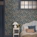 Цветочные обои Persikoträd Blue Boråstapeter Flowers 9167 — обои для спальни, скандинавский интерьер