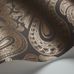 Основу английских обоев Malabar составляют традиционные восточные узоры с плавными линиями и обязательным элементом "пейсли". Тонкое изысканное кружево бронзового цвета на шоколадном фоне. Купить обои для спальни, бесплатная доставка.
