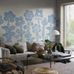 Цифровые обои для гостинной Hanna Werning Storflax Blue, арт. 9661W от Borastapeter, где фантазийные цветы тянутся высоко к потолку в небесно-голубом цвете на светло-серо-бежевом фоне. Заказать в интернет-магазине ODesign с бесплатной доставкой по всей России.