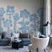 Цифровые обои для зала Hanna Werning Storflax Blue, арт. 9661W от Borastapeter, где фантазийные цветы тянутся высоко к потолку в небесно-голубом цвете на светло-серо-бежевом фоне. Заказать в интернет-магазине ODesign с бесплатной доставкой по всей России.