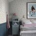 Цифровые обои для детской My Feldt Blåklocka, арт. 9689W от Borastapeter, выполненный вручную узор в виде голубых цветов колокольчика с мягкими вкраплениями фиолетового и розового с оттенками зеленого на светло-сером фоне с текстурой, напоминающей лен. Заказать в интернет-магазине ODesign с бесплатной доставкой по всей России.