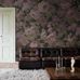 Цифровое панно для зала Rose Magnifique Purple, арт 9709W от Borastapeter – с крупным цветочным узором, где розы, наперстянки и другие цветы в бледно-розовом, сиреневом и тепло-зеленом цветах на черном фоне. Закажите эти изысканные обои в интернет-магазине ODesign. Бесплатная доставка по всей России.
