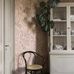 Цифровое панно для спальни Nocturne Grand Pink, арт 9718W от Borastapeter – фотообои, на которых завитки листьев, мелкие цветы и семенными коробочками в теплых пудрово-розовых тонах с бежевыми и розово-коричневыми оттенками и небольшими красными деталями. Закажите эти изысканные обои в интернет-магазине ODesign. Бесплатная доставка по всей России.