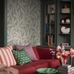 Цифровое панно для гостиной Vintergröna Grand Green, арт 9747W от Borastapeter – величественный масштабный узор из вьющихся листьев в стиле Arts&Crafts в бежевом льняном и приглушенном терракотовом цветов на мягком серо-зеленом фоне и делает восхитительной спальню, прихожую, гостиную или кухню. Закажите эти изысканные обои в интернет-магазине ODesign. Бесплатная доставка по всей России.