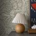 Цифровое панно для гостиной Under the Elder Tree Grand Green, арт 9751W от Borastapeter – масштабный узор в стиле Arts & Crafts с забавными зверушками, спрятанными среди листвы, со светло-бежевыми деталями на мягком серо-зеленом фоне делает восхитительной спальню, прихожую, гостиную или кухню. Закажите эти изысканные обои в интернет-магазине ODesign. Бесплатная доставка по всей России.