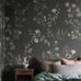 Цифровое панно для спальни Midsummer Eve Grand Black, арт 9754W от Borastapeter, где полевые цветы, такие как клевер, водосбор, вьюнок и колокольчики, вьются по стене, словно большая фреска в мягких оттенках бледно-желтого, розового, небесно-голубого, розово-красного и лиственно-зеленого на матовом черном фоне, делают восхитительной спальню, прихожую, гостиную или кухню. Закажите эти изысканные обои в интернет-магазине ODesign. Бесплатная доставка по всей России.