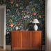 Цифровое панно для гостиной Blomsterhav Grand Black, арт. 9782W от Borastapeter, украшено красочным цветочным узором ручной работы на темно-сером, почти черном фоне. Аконит, лилии, настурции, клевер и другие цветы соседствуют с земляникой и ежевикой в удивительно летнем ансамбле. Эти цветочные обои идеально подойдут для детской, спальни, кухни или прихожей, создавая романтичную атмосферу. Заказать их можно в интернет-магазине ODesign с бесплатной доставкой по всей России.