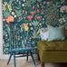 Цифровое панно для гостиной Blomsterhav Grand Blue, арт. 9783W от Borastapeter, украшены пышным цветочным ковром, среди душистого горошка, люпина и других цветов можно увидеть ежевику и землянику в красочной и приглушенной цветовой гамме на темно-сине-зеленом фоне. Эти цветочные обои идеально подойдут для детской, спальни, кухни или прихожей, создавая романтичную атмосферу. Заказать их можно в интернет-магазине ODesign с бесплатной доставкой по всей России.