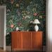 Цифровое панно для гостиной Blomsterhav Grand Green, арт. 9784W от Borastapeter, украшено красочным цветочным узором ручной работы в теплой, насыщенной палитре на темно-зеленом фоне. Аконит, лилии, настурции, клевер и другие цветы соседствуют с земляникой и ежевикой в удивительно летнем ансамбле. Эти цветочные обои идеально подойдут для детской, спальни, кухни или прихожей, создавая романтичную атмосферу. Заказать их можно в интернет-магазине ODesign с бесплатной доставкой по всей России.