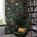 Цифровое панно для кабинета Blomsterhav Grand Green, арт. 9784W от Borastapeter, украшено красочным цветочным узором ручной работы в теплой, насыщенной палитре на темно-зеленом фоне. Аконит, лилии, настурции, клевер и другие цветы соседствуют с земляникой и ежевикой в удивительно летнем ансамбле. Эти цветочные обои идеально подойдут для детской, спальни, кухни или прихожей, создавая романтичную атмосферу. Заказать их можно в интернет-магазине ODesign с бесплатной доставкой по всей России.