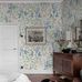 Цифровое панно для гостиной Trädgårdsfröjd Grand White, арт. 9785W от Borastapeter, с изображением вьющихся зеленых побегов, украшенных синими дельфиниумами и розовой жимолостью на кремово-белом фоне. Эти цветочные обои идеально подойдут для детской, спальни, кухни или прихожей, создавая романтичную атмосферу. Заказать их можно в интернет-магазине ODesign с бесплатной доставкой по всей России.