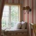 Цифровое панно для гостиной Stockholm Stripe Pink, арт. 9790W от Borastapeter, классические полосатые обои в увеличенном масштабе. Полосы разной ширины четырех разных оттенков в мягкой, уютной цветовой гамме теплого розового, ярко-красного и кремово-белого цветов. Эти полосатые обои идеально подойдут для детской, спальни, кухни или прихожей, создавая динамичную атмосферу. Заказать их можно в интернет-магазине ODesign с бесплатной доставкой по всей России.