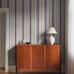Цифровое панно для коридора Stockholm Stripe Grey, арт. 9793W от Borastapeter, классические полосатые обои в увеличенном масштабе. Полосы разной ширины четырех разных оттенков придают строгому ритму узора живость и представлены в небесно-серо-голубом, кремово-белом и бордовом цветах с узкими ярко-красными полосками в качестве акцента. Эти полосатые обои идеально подойдут для детской, спальни, кухни или прихожей, создавая динамичную атмосферу. Заказать их можно в интернет-магазине ODesign с бесплатной доставкой по всей России.