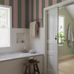 Цифровое панно для ванной Bjärö Stripe Pink&Green, арт. 9796W от Borastapeter, — это смелые графические обои с широкими полосами — классика с изюминкой в игривом сочетании зеленого и розового цветов — элегантная, смелая цветовая палитра. Эти полосатые обои идеально подойдут для детской, спальни, кухни или прихожей, создавая динамичную атмосферу. Заказать их можно в интернет-магазине ODesign с бесплатной доставкой по всей России.