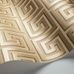 Графический рисунок обоев Queens Key от Cole & Son воссоздает классический греческий орнамент меандр, смягчённый мазками кисти, цвета золотой металлик на песочном фоне. Купить обои для стен в интернет-магазине, большой ассортимент.