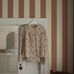 Цифровое панно для гардеробной Båstad Stripe Terra&Beige, арт. 9802W от Borastapeter, — полосатые обои представлены в мягких терракотовых и кремово-белых тонах. Эти классические обои идеально подойдут для детской, спальни, кухни или прихожей, создавая динамичную атмосферу. Заказать их можно в интернет-магазине ODesign с бесплатной доставкой по всей России.