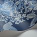 Обои Tivoli от Cole & Son с графичным узором из детально прорисованных цветов, листьев, порхающих бабочек и колибри на фоне цвета индиго. Обои для спальни, гостиной. Купить обои в салонах ОДизайн.