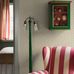 Шведские обои с мелким цветочным узором в классическом интерьере гостиной