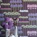 Обои Cole & Son - "Allium" арт. 115/12036 в интерьере гостиной. Цветочный паттерн, создает геометричный рисунок с изображением луковичных растений в оттенках шелковицы и вереска на фиолетовом фоне. Обои Cole & Son, Стоимость, заказать доставку.