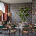 Интерьер кафе с красочными обоями Safari Totem от Cole & Son с замысловатым, экзотическим орнаментом в интерьере. Купить обои в салонах О-Дизайн.