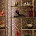 Обои Savanna Shel от Cole & Son с орнаментом, напоминающим рисунок на панцире леопардовой черепахи в интерьере стильной гардеробной. Выбрать обои с орнаментом на сайте odesign.ru.