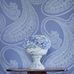 Раджапур - это классический дизайн пейсли в восточном стиле от Cole & Son. Арт. 112/9032 выпущен в цвете гиацинта с бархатистым на ощупь флоковым напылением светлого оттенка. Фрагмент обоев в интерьере Обои в гостиную, стильные обои, флизелиновые обои
