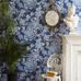 Антикварный декор на фоне роскошного цветочного узора обоев Tivoli от Cole & Son цвета индиго. Дизайнерские обои для гостиной, столовой в интернет-магазине, бесплатная доставка.