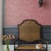Антикварная скамья на фоне обоев Dukes Damask от Cole & Son розового цвета с дамасским орнаментом. Выбрать обои для гостиной, столовой в интернет-магазине, большой ассортимент.