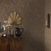 Винтажный интерьер гостиной декорированной ретро обоями  ELSIE из каталога Swedish Grace / Шведская Грация с цветочным узором из мерцающего золота по тонкому геометрическому темно-коричневому фону.