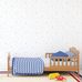 Интерьер детской спальни с белыми обоями в многоцветных звездах